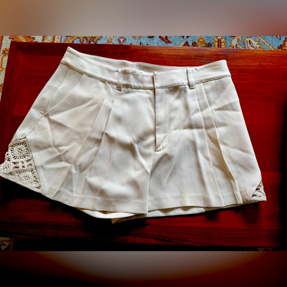 Cute white shorts